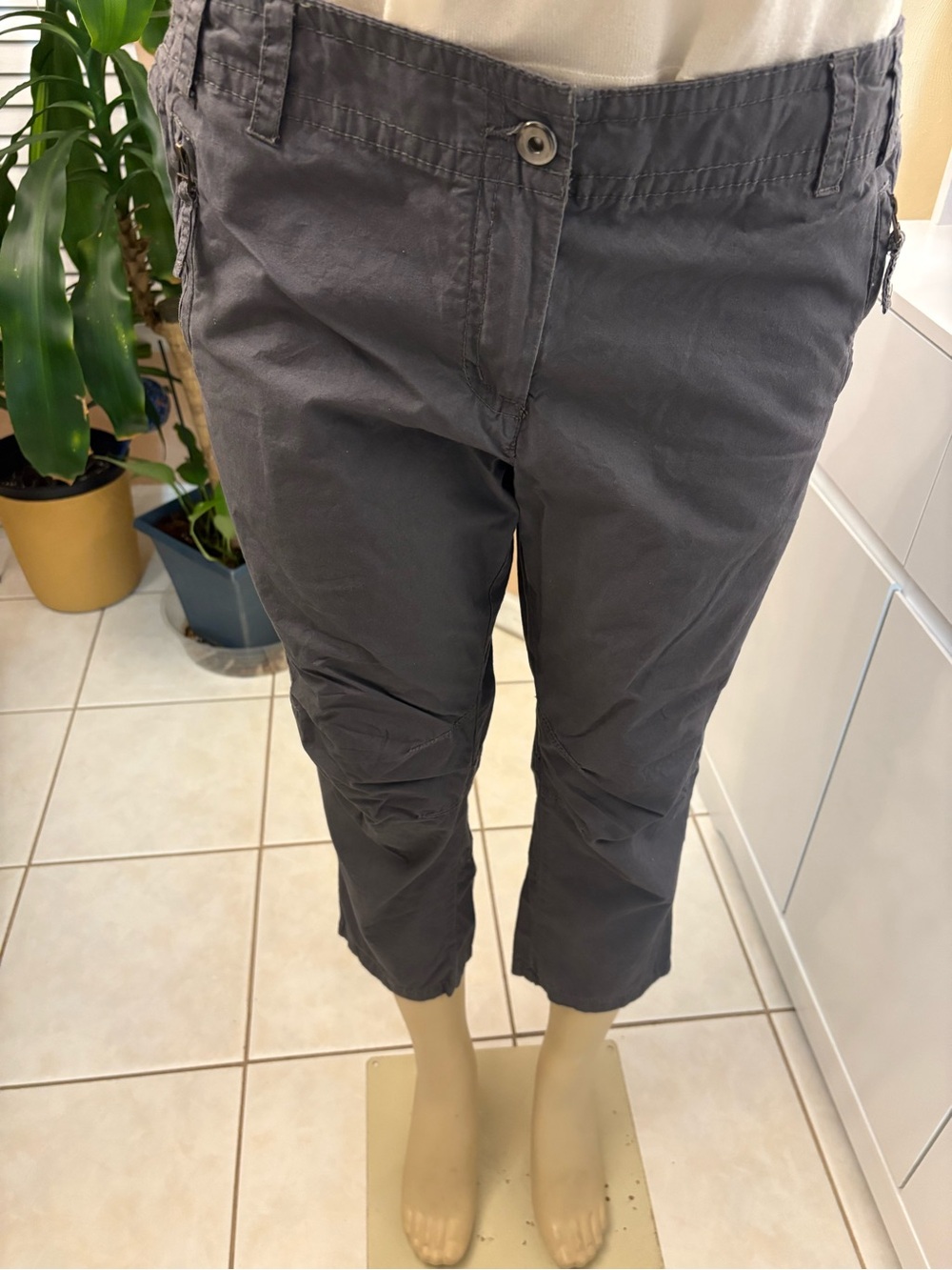 Women’s Dark Gray Casual capris- Classic Back Pocket Design